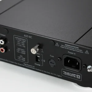 Rega Aos MC Vorverstärker Detailansicht Rückseite mit Blick nach links