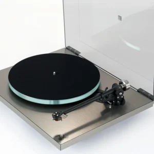Rega Planar 6 RS angewinkelt und geneigt mit geöffneter Abdeckung