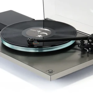 Rega Planar 6 RS mit geöffneter Abdeckung und PSU