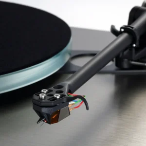 Rega Planar 6 RS angewinkelt mit Tonarm