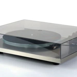 Rega Planar 6 RS mit geschlossener Abdeckung