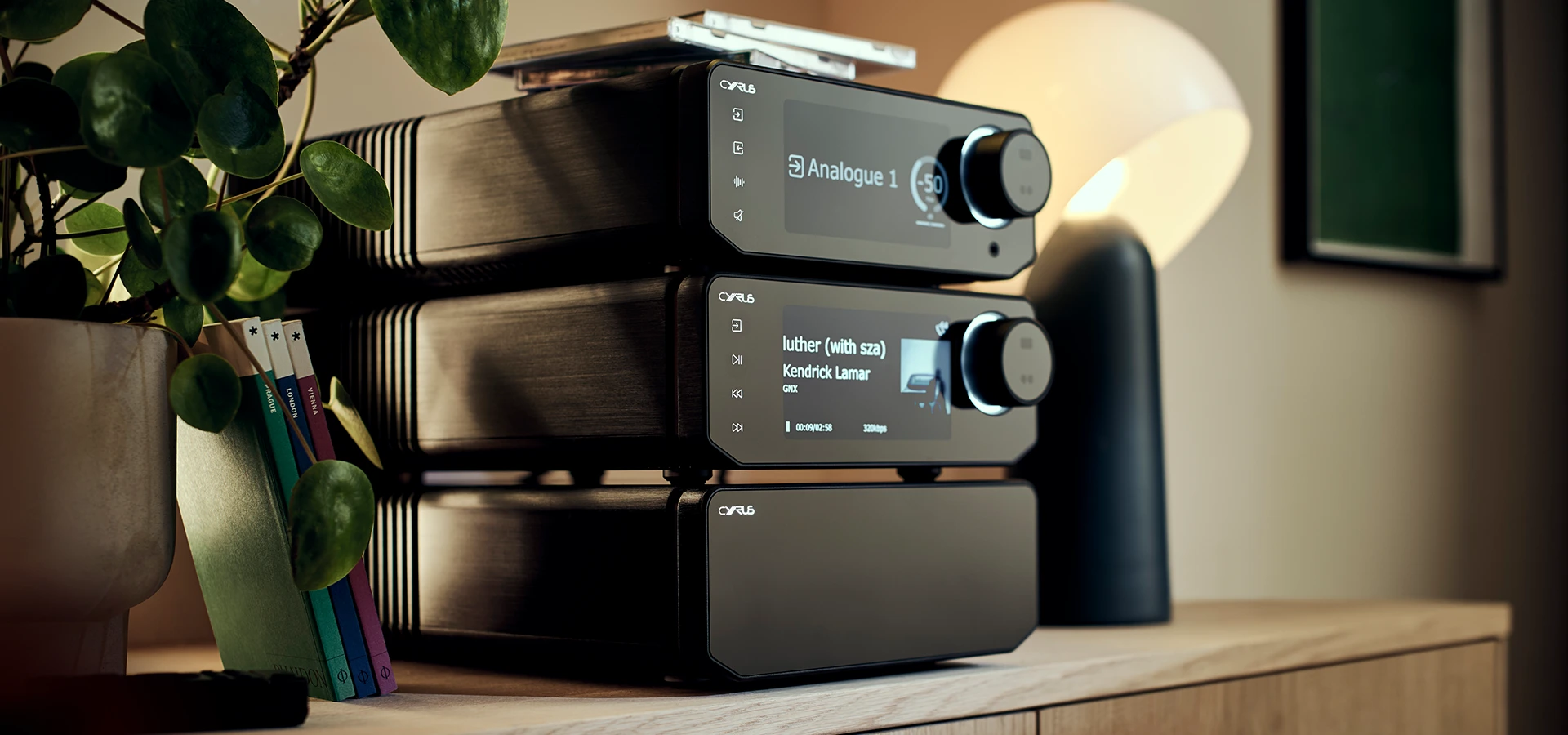 Cyrus 40 Series auf Sideboard