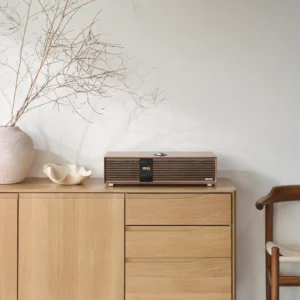 Ruark R410 Nussbaum auf Sideboard