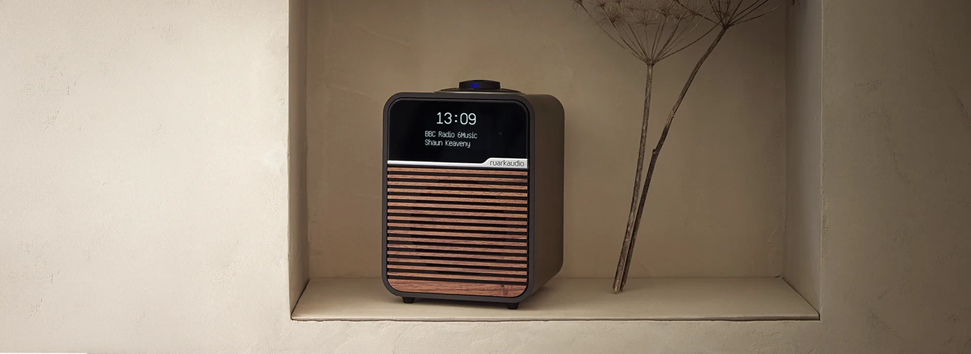 Ruark R1MK4 Espresso leicht angewinkelt auf Ablagefläche