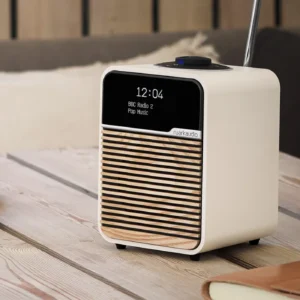 Ruark Audio R1 MK4 creme auf Tisch in Ambiente-Wohnumgebung