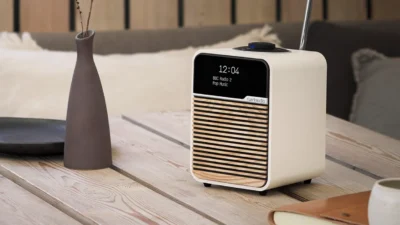 Ruark Audio R1 MK4 creme auf Tisch in Ambiente-Wohnumgebung