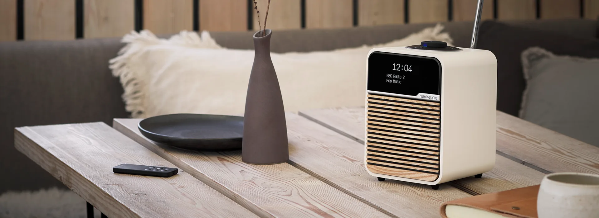 Ruark Audio R1 MK4 creme auf Tisch in Ambiente-Wohnumgebung