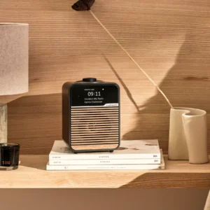 Ruark R1S matt schwarz auf Nachttisch
