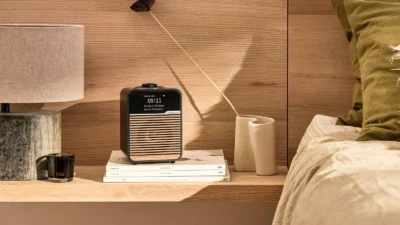 Ruark R1S matt schwarz auf Nachttisch