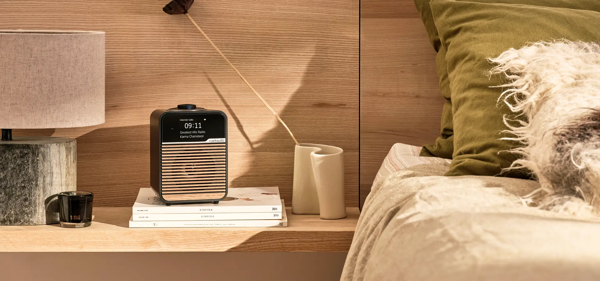 Ruark R1S matt schwarz auf Nachttisch