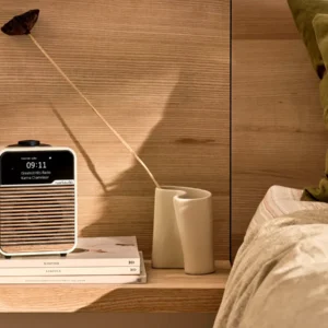 Ruark R1S Light Cream auf Nachttisch