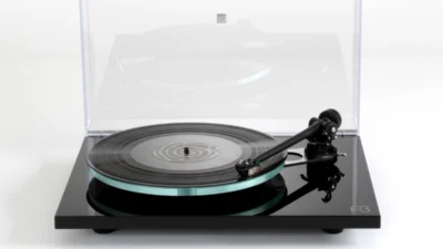 Rega Planar 3 schwarz mit Nd5 Tonabnehmer, Lid open, frontal abgebildet