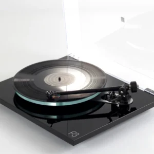 Rega Planar 3 schwarz mit Nd5 Tonabnehmer, Lid open, angewinkelt