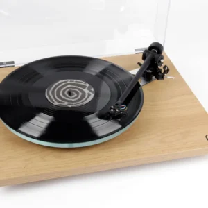 Rega Planar 3 Eiche hell mit Nd3 Tonabnehmer, angewinkelt