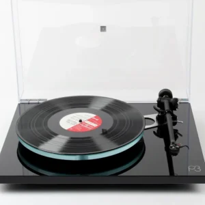 Rega Planar 3 schwarz mit Nd5 Tonabnehmer, frontal mit Lid open
