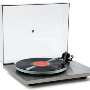 Rega Planar 6 RS Rega Special Edition mit Ania MC Tonabnehmer, angewinkelt abgebildet