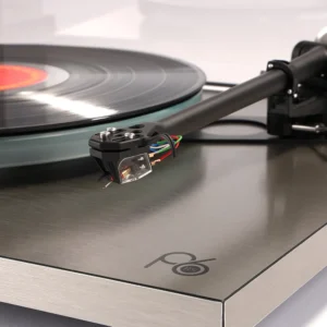 Rega Planar 6 RS Rega Special Edition mit Ania MC Tonabnehmer, detail angewinkelt