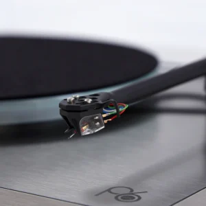 Rega Planar 6 RS Rega Special Edition mit Ania MC Tonabnehmer, angle