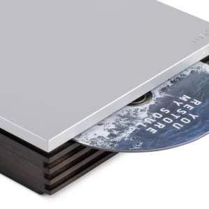 Ruark R-CD100 CD-Spieler Ebony angewinkelt im Detail mit teilweise sichtbarer CD