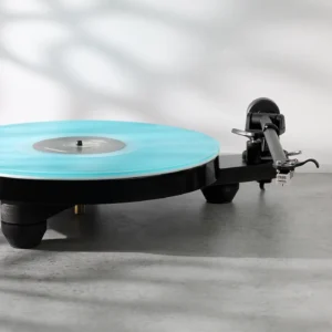 Rega Replay Plattenspieler mit Platte, frontal