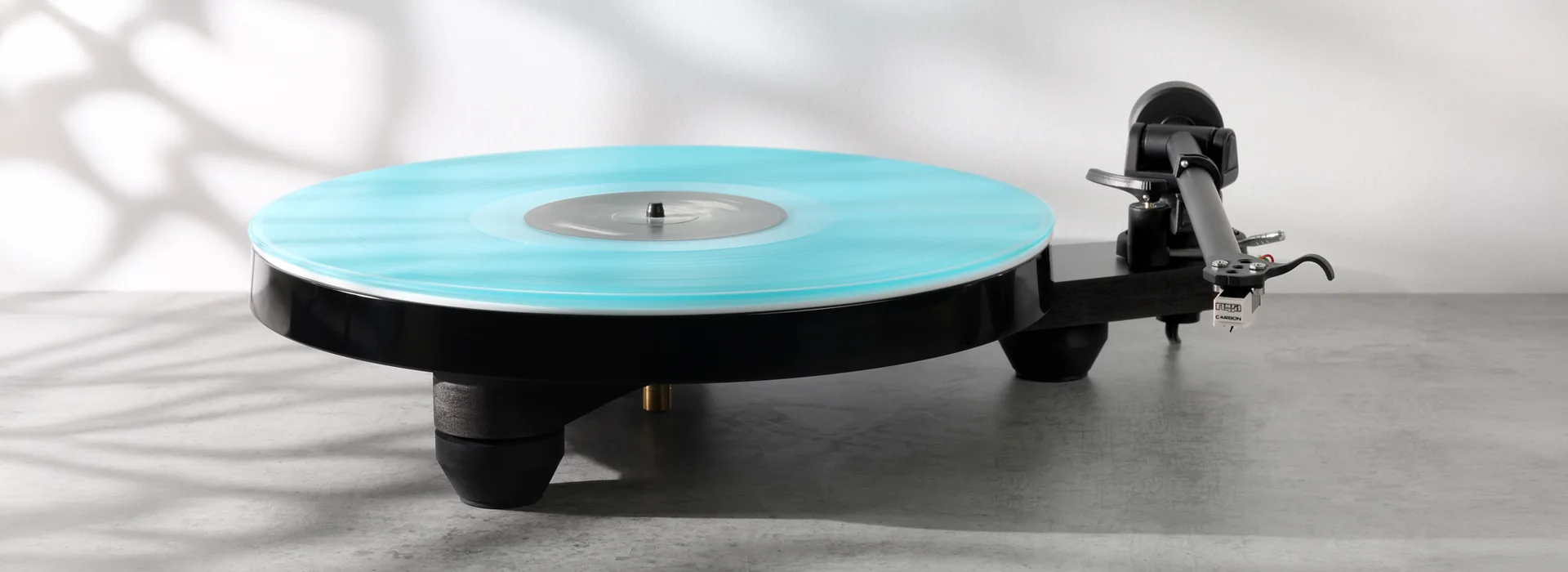 Rega Replay Plattenspieler mit Platte, frontal abgebildet